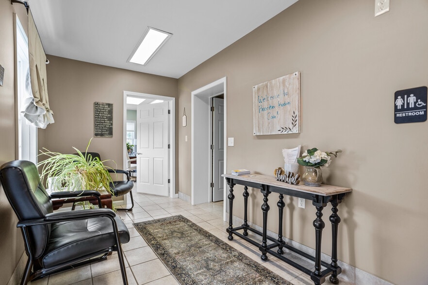 More Photos Of 218 Oak St, Grove City Office For Lease