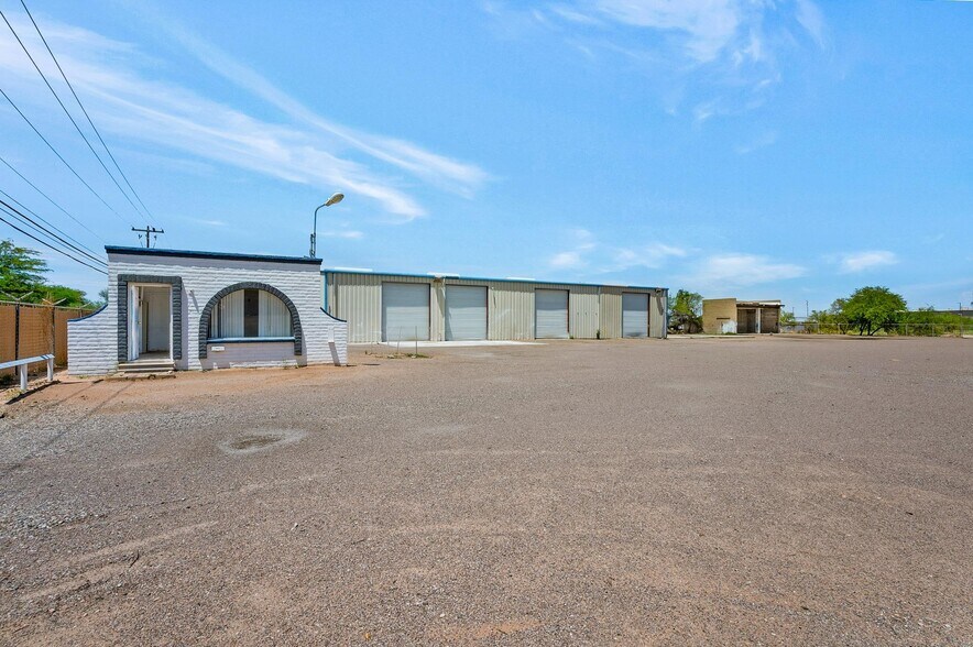 More Photos Of 2925 E Ganley Rd, Tucson Warehouse For Lease