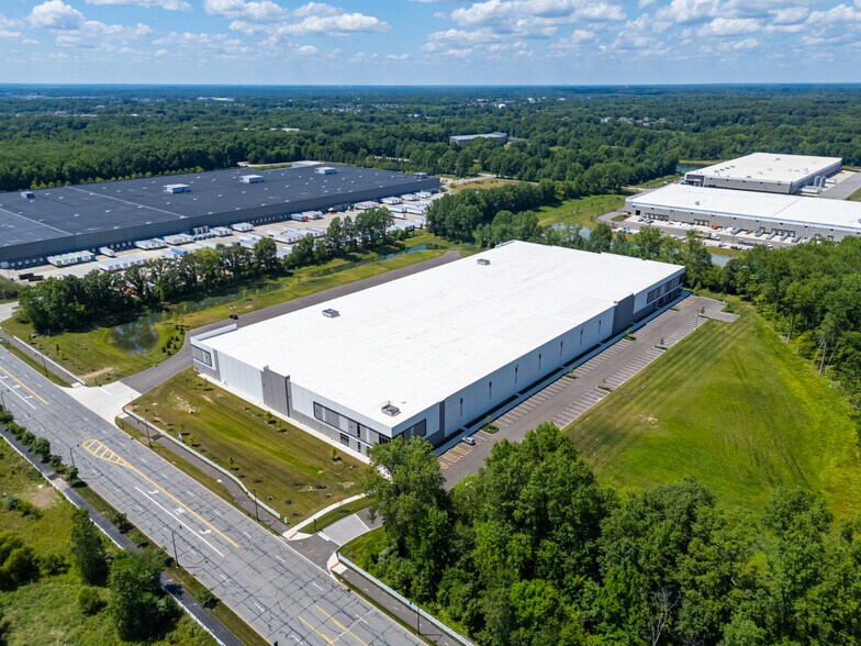 More Photos Of 8200 Smith's Mill Rd, New Albany Distribution For Lease