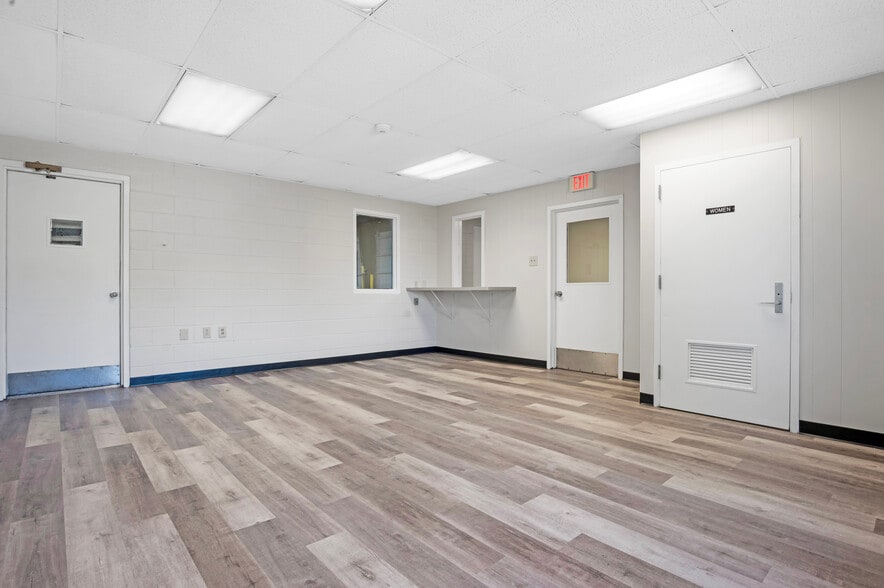 More Photos Of 161 Center St, Jacksonville Truck Terminal For Lease