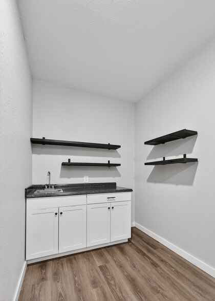 More Photos Of 109 Jasper Dr, Marshall Office For Sale