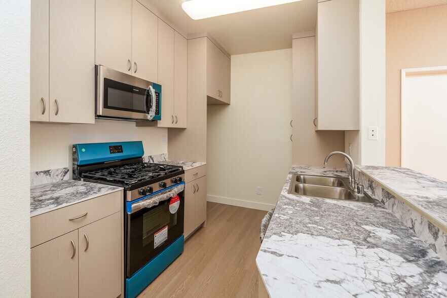 More Photos Of 10621 Valley Spring Ln, North Hollywood Apartments For Sale