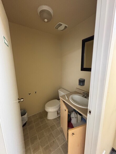 More Photos Of 4125 Mcconnell Dr, Burnaby Warehouse For Lease