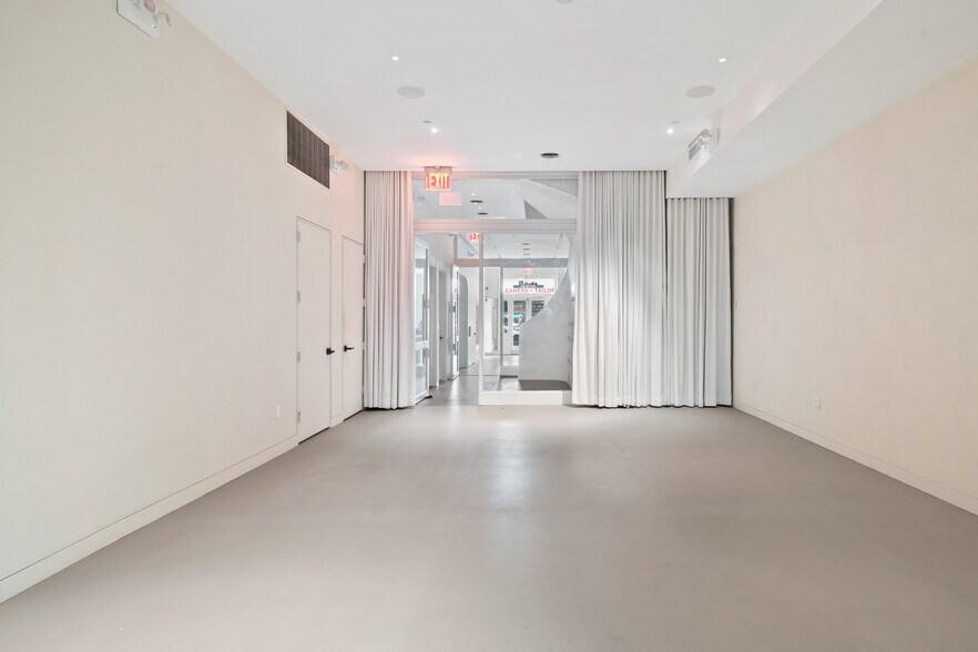 More Photos Of 109 W 17th St, New York Storefront Retail Office For Lease