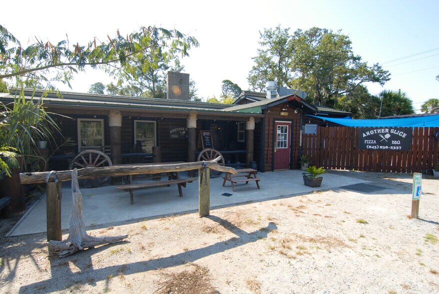 More Photos Of 2111 Sea Island Pky, Saint Helena Island General Retail For Sale
