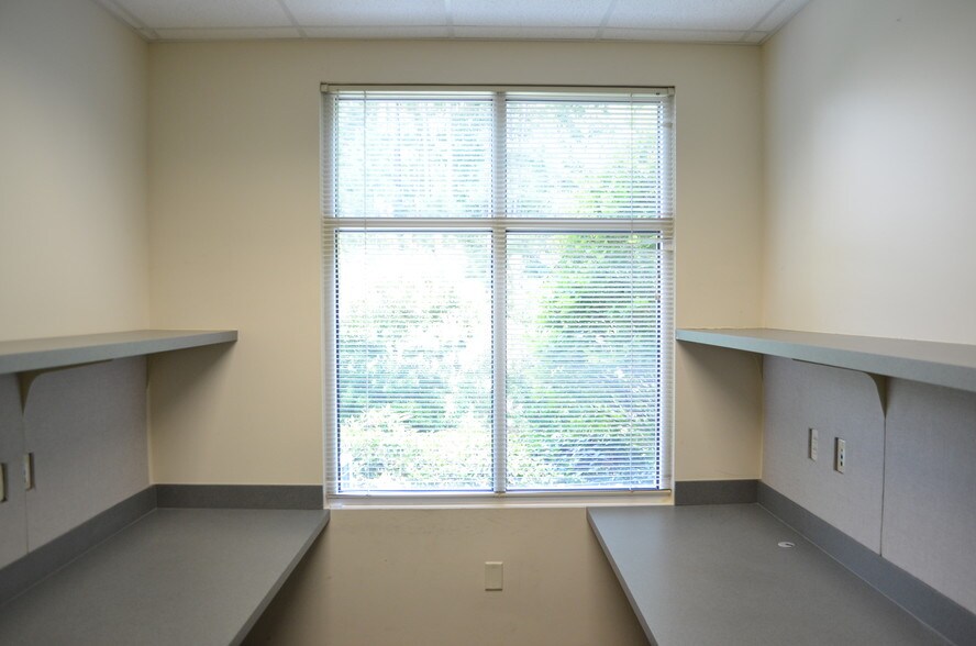 More Photos Of 10 William Pope Dr, Bluffton Office For Sale