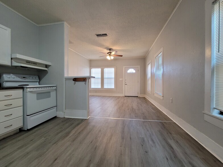 More Photos Of 401 Main St, Brownwood Apartments For Sale