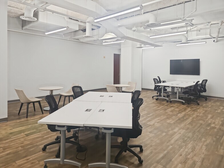 More Photos Of 12110 Sunset Hills Rd, Reston Coworking Space