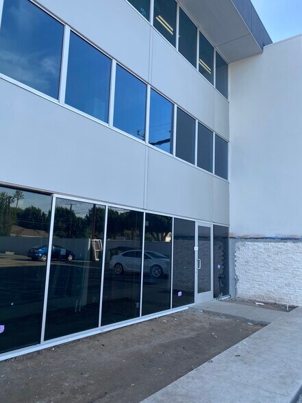 More Photos Of 1833 E 17th St, Santa Ana Office For Lease