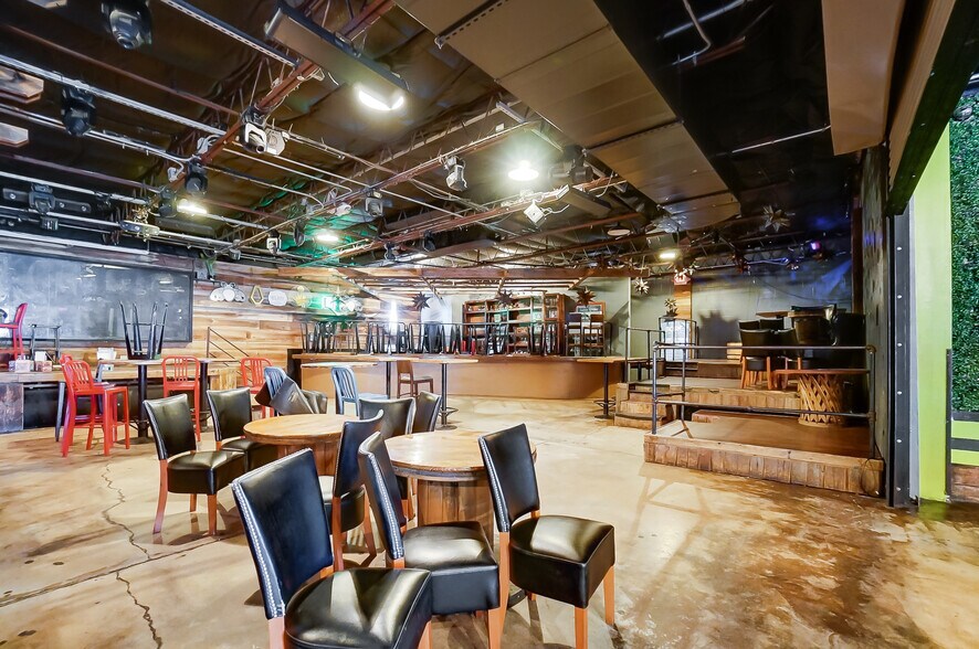 More Photos Of 491 Park St, Columbus Bar For Lease