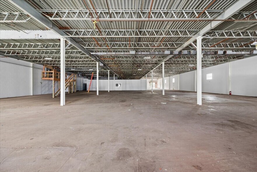 More Photos Of 60 E 4th St, Somerville Manufacturing For Lease