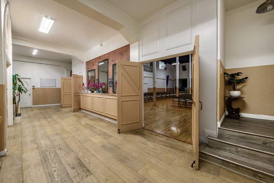 More Photos Of 5454 Virginia Ave, Los Angeles Showroom For Lease
