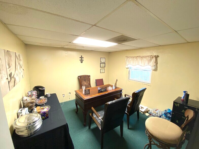 More Photos Of 15518 Silver Ridge Dr, Houston Specialty For Lease