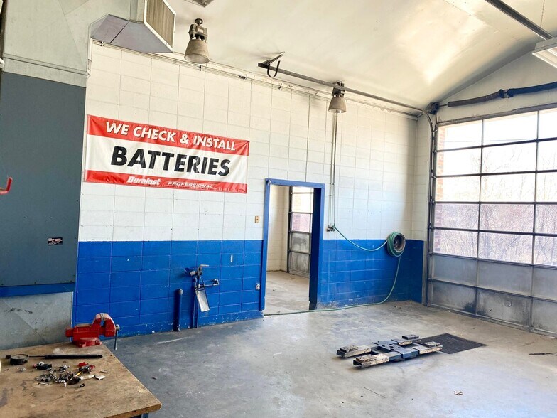 More Photos Of 845 W Washington St, Marshfield Auto Repair For Sale