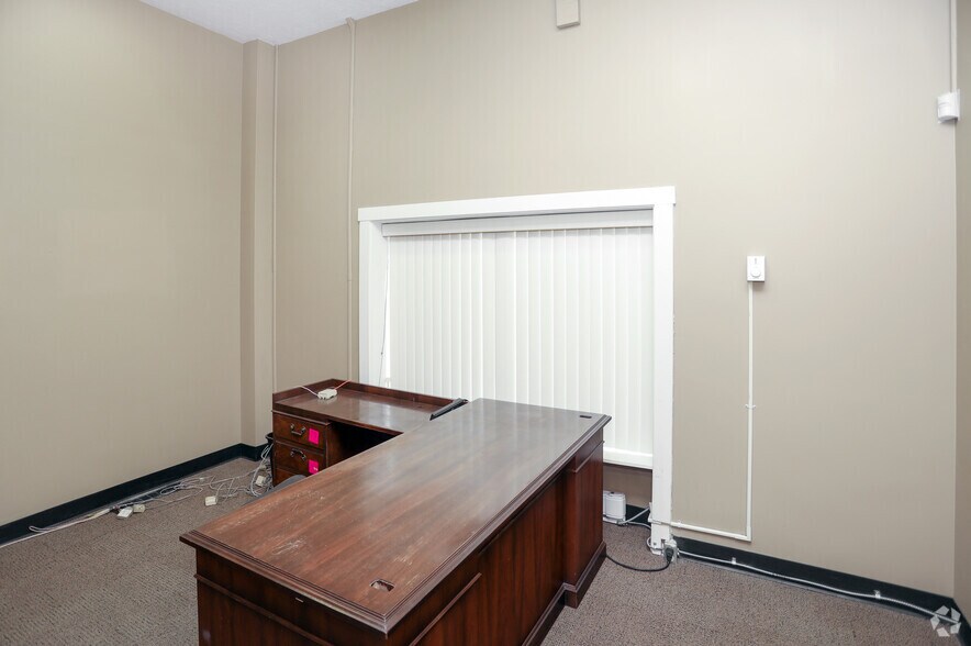 More Photos Of 2 NW 18th St, Richmond Bank For Lease