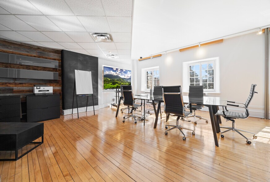 More Photos Of 32 Rue Saint-Charles, Longueuil Office For Lease