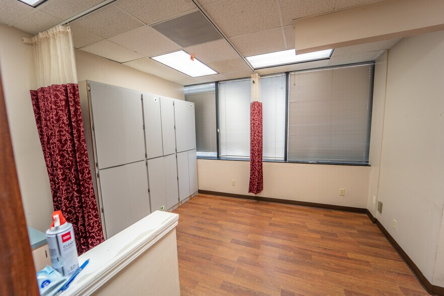 More Photos Of 115 Medical Dr, Victoria Medical For Sale