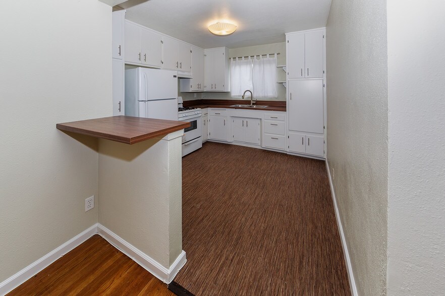 More Photos Of 4771 W Adams Blvd, Los Angeles General Retail For Sale