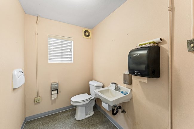 More Photos Of 1596 NW Washington Blvd, Grants Pass Industrial For Sale