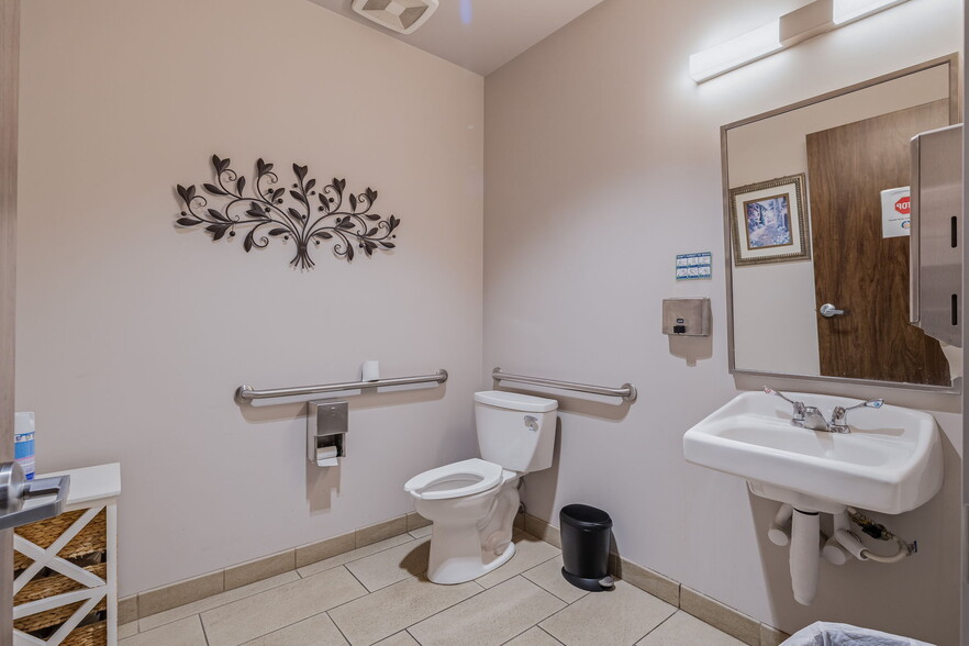 More Photos Of 10007 Huebner Rd, San Antonio Office For Sale