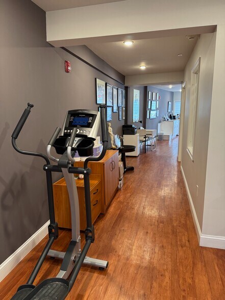 More Photos Of 1170-1176 Walnut St, Newton Storefront Retail Office For Lease