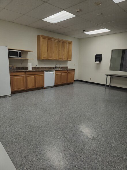 More Photos Of 20600 Plummer St, Chatsworth Manufacturing For Lease