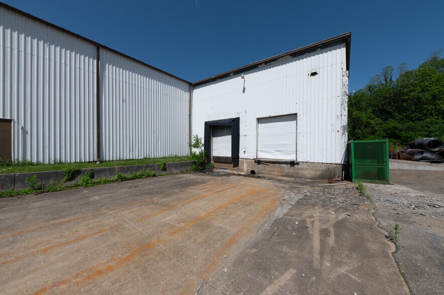 More Photos Of 714 Braddock View Dr, Mount Braddock Warehouse For Sale