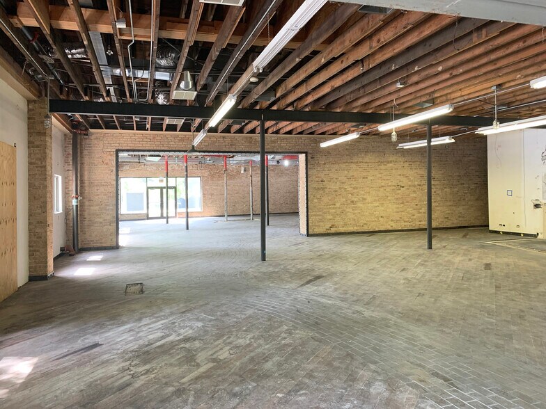 More Photos Of 6834-6868 N Western Ave, Chicago Showroom For Sale