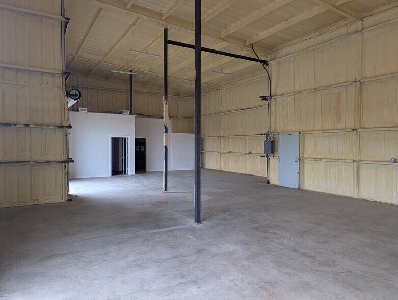 More Photos Of 6854 Old Lorena Rd, Lorena Light Manufacturing For Sale