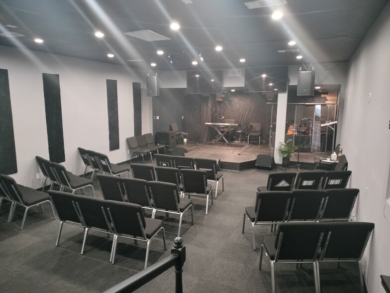 More Photos Of 6944 Reseda Blvd, Reseda Freestanding For Lease