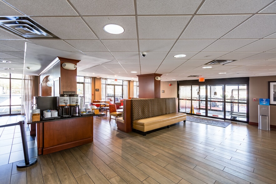 More Photos Of 5793 Greenwich Rd, Virginia Beach Hotel For Sale