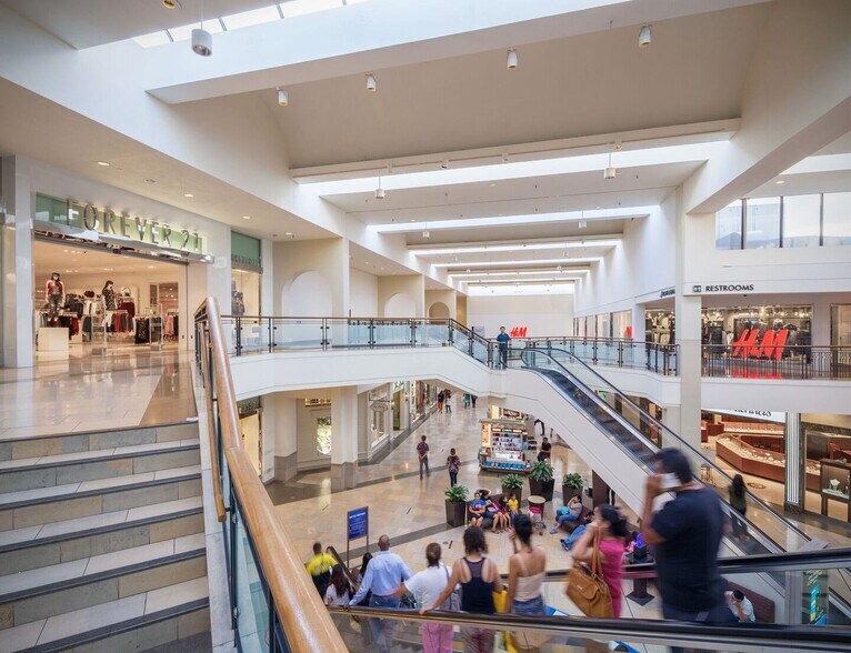 More Photos Of 7400 San Pedro Ave, San Antonio Unknown For Lease