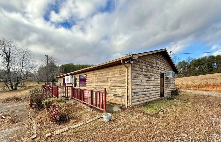 More Photos Of 82 Saddleridge Rd, Bassett Restaurant For Lease