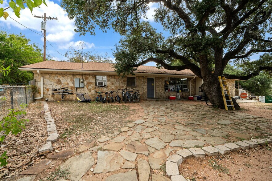 More Photos Of 930 N School St, Boerne Office For Sale