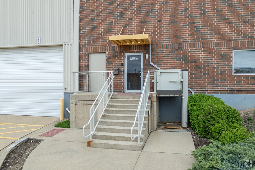 More Photos Of 450 S Lombard Rd, Addison Warehouse For Lease