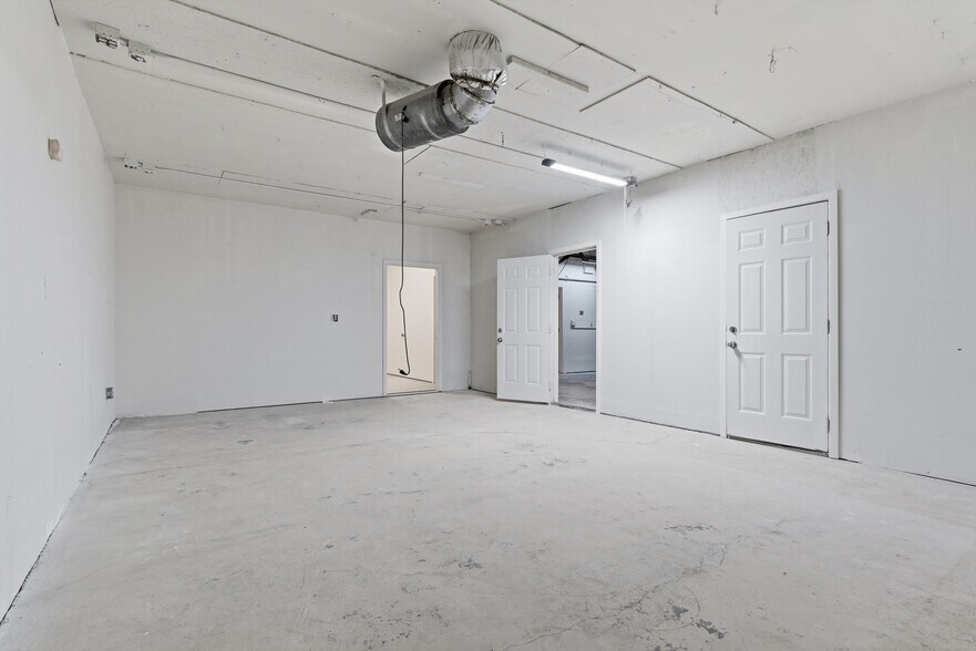 More Photos Of 9550 Main St, Penngrove Showroom For Sale