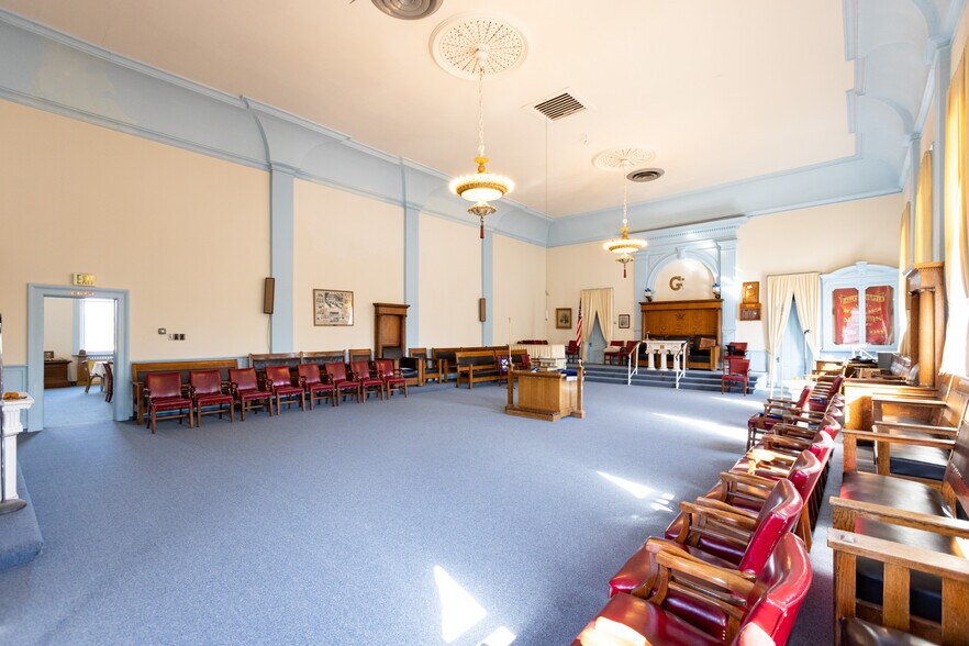 More Photos Of 311 Union St, The Dalles Restaurant For Sale