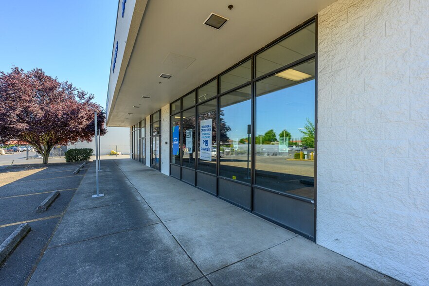 More Photos Of 1580 Mount Hood Ave, Woodburn Department Store For Lease