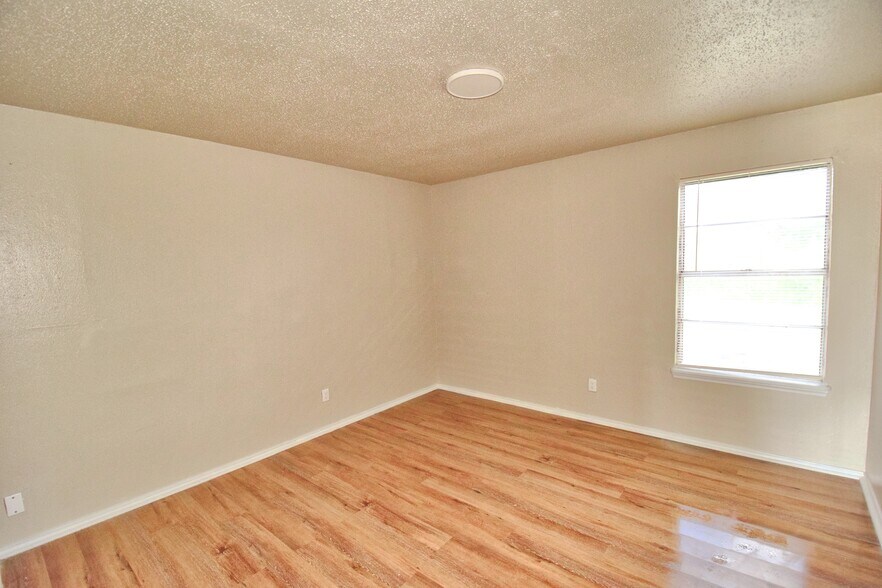 More Photos Of 303-511 E Reagan Rd, Beeville Multifamily For Sale