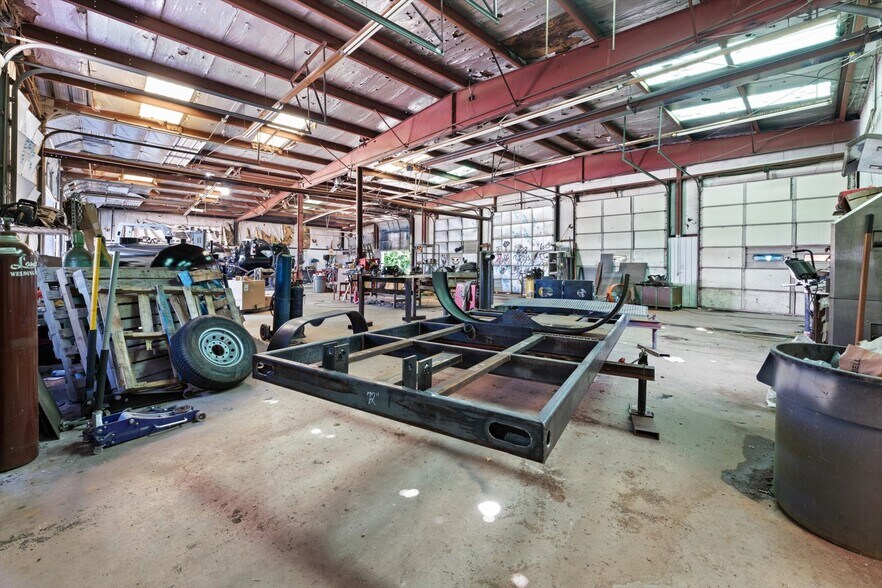 More Photos Of 1515 E Main St, Yukon Industrial For Sale