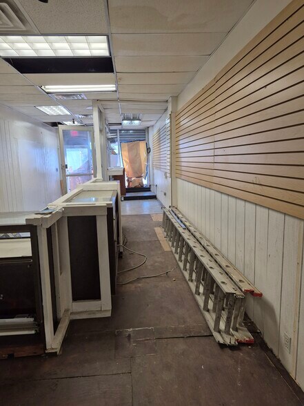 More Photos Of 5-7 W Patapsco Ave, Baltimore Bar For Lease