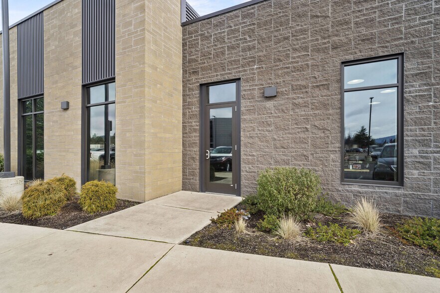 More Photos Of 722 W Harvard Ave, Roseburg Storefront Retail Office For Sale