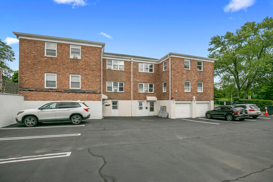 More Photos Of 28 Linden St, Great Neck Apartments For Sale