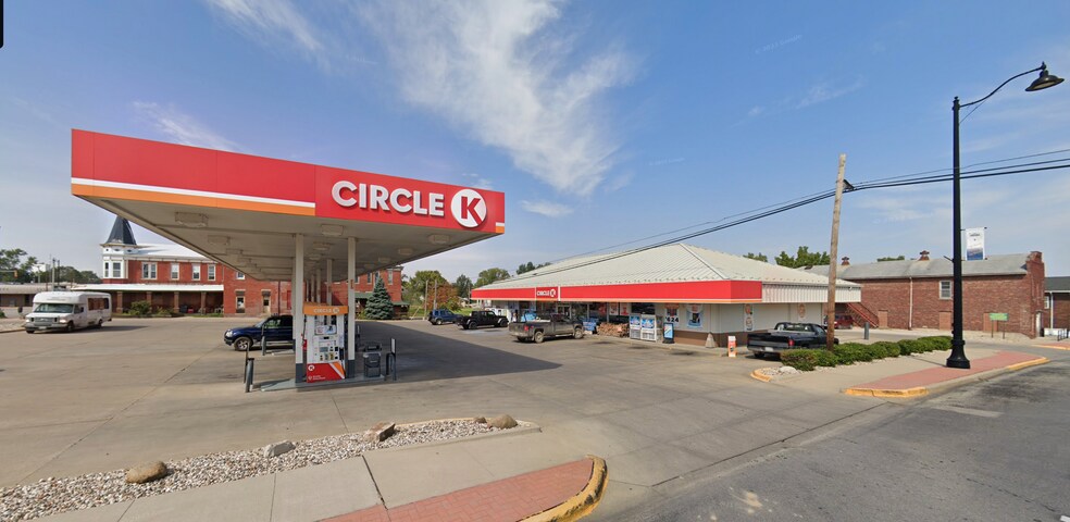 More Photos Of 103 W Jourdan St, Newton Convenience Store For Sale