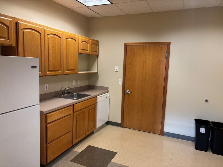 More Photos Of 2805 Saint Andrews Loop, Pasco Office For Lease