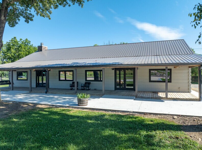 Primary Photo Of 8123 E Lamar Alexander Pky, Townsend Restaurant For Sale