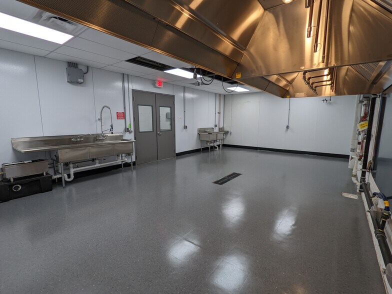 More Photos Of 7501 Carnegie Ave, Cleveland Manufacturing For Lease