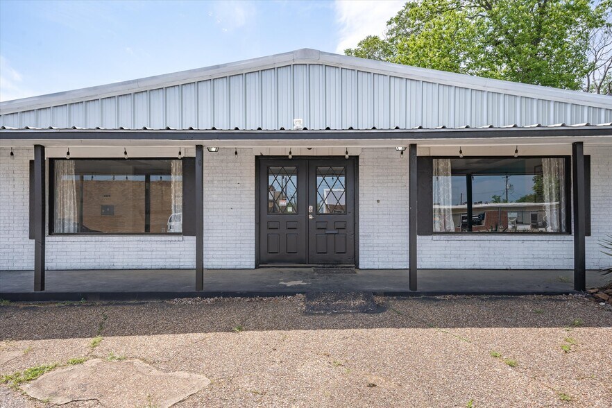 More Photos Of 203 N Spring St, Grand Saline Office For Sale