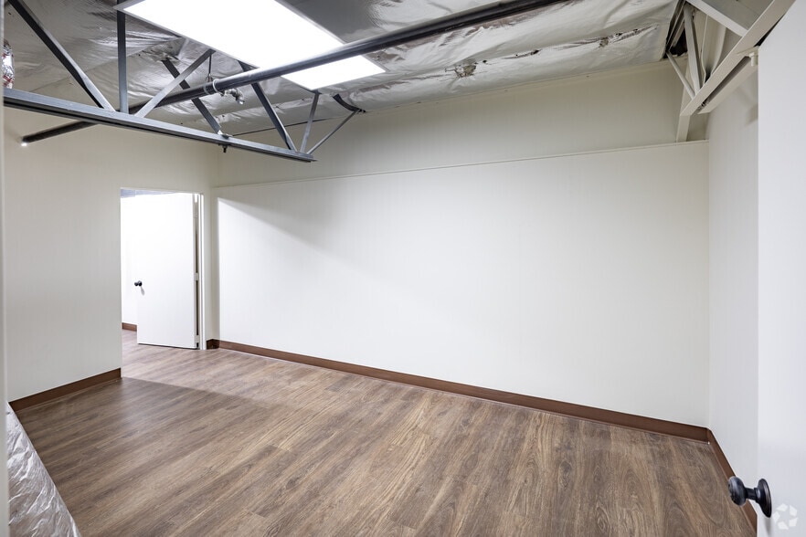 More Photos Of 61 Post, Irvine Light Manufacturing For Sale