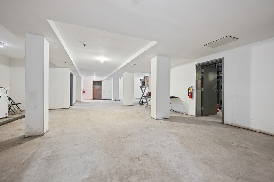 More Photos Of 56 Main St, Stamford Hotel For Sale